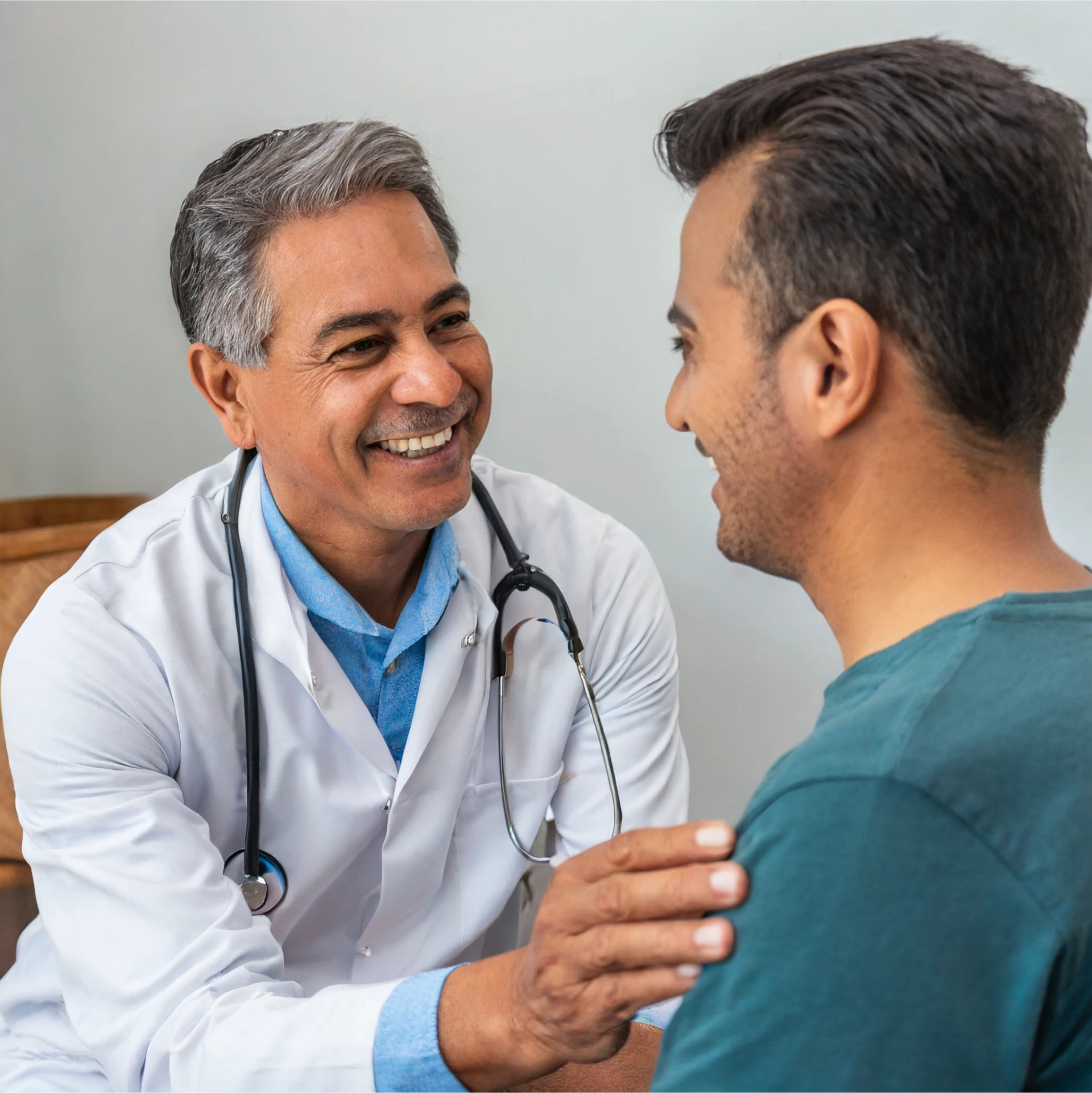 Médico sorrindo e conversando com paciente sobre doenças da próstata