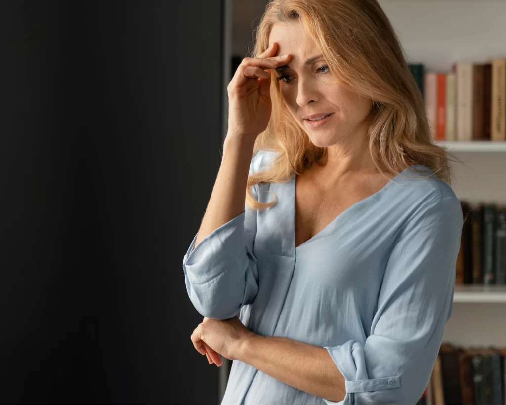 Mulher preocupada sentada no escritório de um conselheiro durante a menopausa